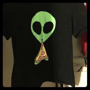 A t shirt with a alien on it